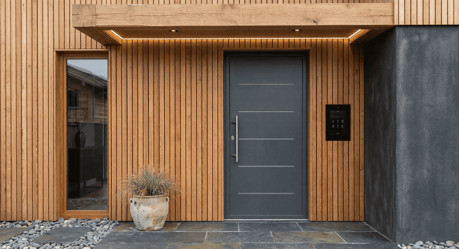 Puerta exterior de aluminio de seguridad con panel blindado, grado RC3 y cerradura multipunto instalada en un chalet de San José de Valderas.